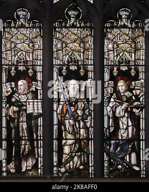 Buntglasfenster von Percy Bacon & Brothers mit den Darstellungen St. James, St. Paul & St. John, St. Chad's Church, Bensham, Gateshead Stockfoto