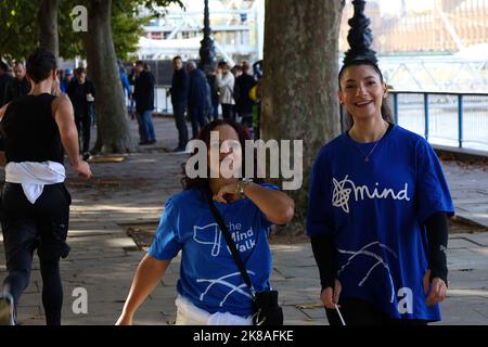 Southbank, London, Großbritannien. 22. Oktober 2022. Der Mind Walk ist ein familienfreundlicher 10km-Minuten-Spaziergang. Menschen zusammenbringen, um Geld und Bewusstsein im Kampf für die psychische Gesundheit zu schaffen. Wir bitten jede Person, die daran teilnimmt, £100 zu erhöhen, um unsere Services zu unterstützen. Foto: Paul Lawrenson/Alamy Live News Stockfoto