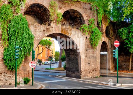 Porta Metronia ist ein Tor in der Aurelianischen Stadtmauer, Rom, Italien Stockfoto