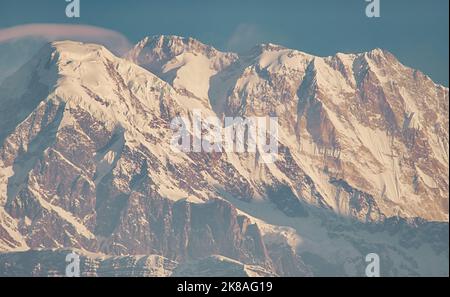 Sehr enge, detailreiche Aufnahme des verräterischen Annapurna-Südwand-Bergmassivs mit schneebedeckten Spitzen von über 8000 Metern Höhe Stockfoto
