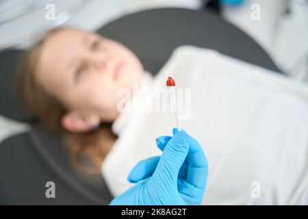 Kinderzahnarzt bereitet sich auf die Behandlung junger Patientenzähne vor Stockfoto