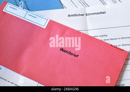 Roter Briefumschlag mit deutschem Text, in dem auf dem Stimmzettel „Stimmzettel“ steht Stockfoto