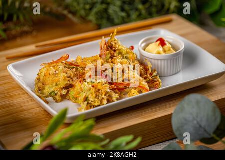 Bakwan vegetebles fritter aus Indonesien serviert mit Mayonese Stockfoto