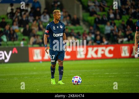 Melbourne, Australien. 22, Oktober 2022. Melbourne Victory Mittelfeldspieler Luis Nani #17 bereitet sich auf einen Freistoß während der Runde 3 der Isuzu UTE A-League Men’s 2022/23 Saison zwischen Melbourne Victory und Melbourne City vor. Quelle: James Forrester/Alamy Live News. Stockfoto