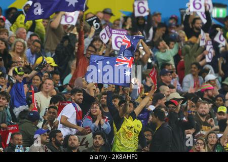 Sydney, Australien. 22. Oktober 2022. Fans winken während des ICC Mens T20 World Cup 2022-Spiels zwischen Neuseeland und Australien am 22. Oktober 2022 auf dem Sydney Cricket Ground, Sydney, Australien. Foto von Peter Dovgan. Nur zur redaktionellen Verwendung, Lizenz für kommerzielle Nutzung erforderlich. Keine Verwendung bei Wetten, Spielen oder Veröffentlichungen einzelner Clubs/Vereine/Spieler. Kredit: UK Sports Pics Ltd/Alamy Live Nachrichten Stockfoto