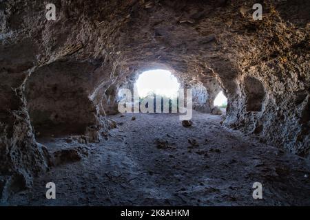 Innenansicht einer Höhle in der Schlucht zwischen der Stadt Miera und dem Naturpark Murgia Timone Stockfoto