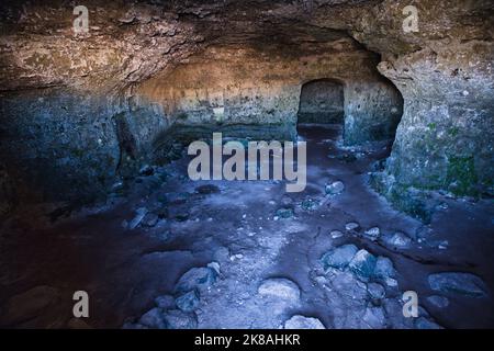 Innenansicht einer Höhle in der Schlucht zwischen der Stadt Miera und dem Naturpark Murgia Timone Stockfoto