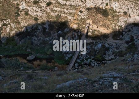 Blick von oben auf die tibetische Brücke bei Matera Stockfoto