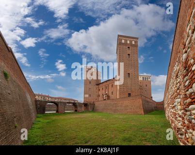 Fossano, Piemont, Italien - 09. September 2022: Das Schloss der Fürsten von Acaja (14.. Jahrhundert) mit den Türmen, dem Graben und der Zugangsbrücke und der Burg Stockfoto