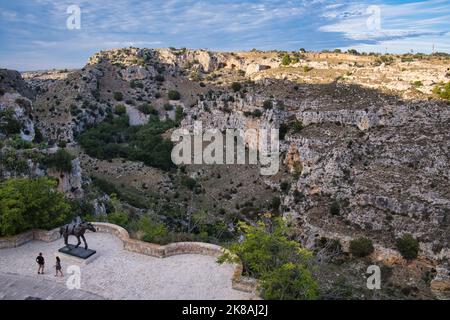 Luftaufnahme des Panorama-Platzes mit der Bronzestatue des Dalì „Pferdesattel mit der Zeit“ in Matera Stockfoto