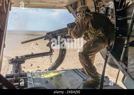 Yuma, Arizona, USA. 6. Oktober 2022. U.S. Marine Corps Sgt. Juan Gutierrez aus Revere, Massachusetts, ein Besatzungsleiter, der Marine Medium Tiltrotor Squadron 268, Marine Aircraft Group 24, 1. Marine Aircraft Wing feuert während des Weapons and Tactics Instructors (WTI) Course 1-23 in Yodaville, nahe Yuma, Arizona, im Oktober ein Maschinengewehr von M240D 7,62mm auf Bodenziele ab. 5, 2022. WTI ist eine siebenwöchige Trainingsveranstaltung, die von Marine Aviation Weapons and Tactics Squadron One veranstaltet wird und standardisierte fortgeschrittene taktische Schulungen und Zertifizierungen von Instruktorenqualifikationen zur Unterstützung der Marine aviat bietet Stockfoto