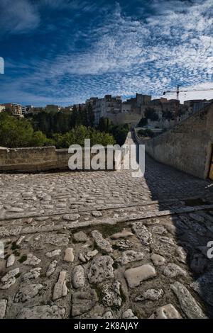 Blick auf die monumentale Aquädukt-Brücke in Gravina in Apulien, in der Nähe von Miera Stockfoto