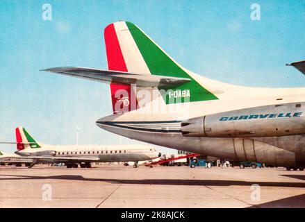 Zwei ehemalige Alitalian Caravelle am Gate am Flughafen Rom Fiumicino in den späten sechziger Jahren. Stockfoto