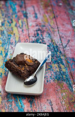 Fudge Brownie Auf Teller Mit Buntem Hintergrund Stockfoto