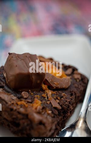 Fudge Brownie Auf Teller Mit Buntem Hintergrund Stockfoto