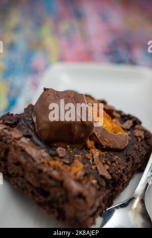 Fudge Brownie Auf Teller Mit Buntem Hintergrund Stockfoto