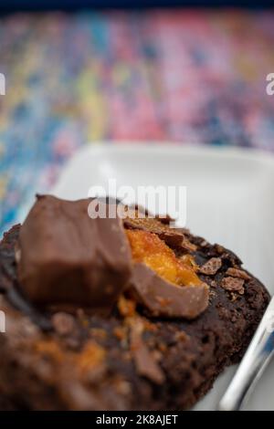 Fudge Brownie Auf Teller Mit Buntem Hintergrund Stockfoto