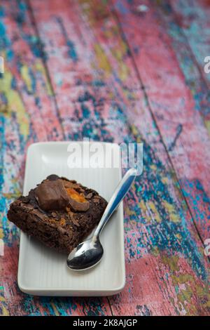 Fudge Brownie Auf Teller Mit Buntem Hintergrund Stockfoto