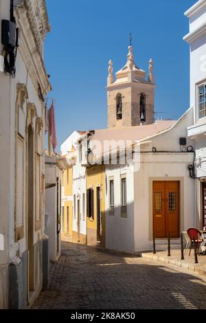 Portugal, August 2022: Straße und Glockenturm in Loulé bei Faro, Algarve, Portugal Stockfoto