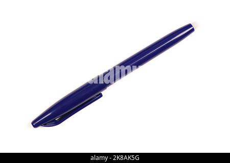 Dunkelblauer Stift isoliert auf Weiß. Extrem Nahaufnahme. Hochauflösendes Foto. Volle Schärfentiefe. Stockfoto