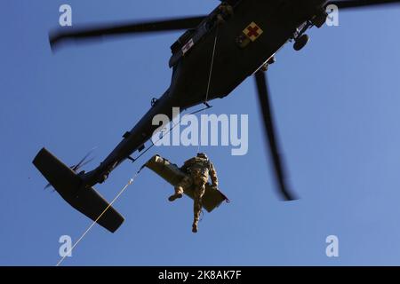 6. Oktober 2022 - Missouri, USA - Gemeinsame Trainingsübung mit Det 2. 6 Co. 3/238. AVN MEDEVAC, Cox Health und Missouri State Highway Patrol bei Hercules Glade Wilderness, Bradleyville, Mo., Oktober. 06, 2022. Mehrere Abteilungen in Missouri haben sich zusammengetan, um lebensrettende MEDEVAC-Szenarien zu praktizieren. (Bild: © U.S. Army/ZUMA Press Wire Service/ZUMAPRESS.com) Stockfoto