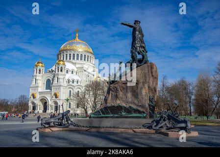 KRONSTADT, RUSSLAND - 01. MAI 2022: Denkmal für den russischen Admiral Makarov und die Nikolaikirche. Kronstadt Stockfoto