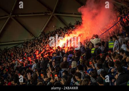 Melbourne, Australien. 22, Oktober 2022. Die aktive Unterstützung des Melbourne Victory Football Club The „Northern Terrace“ nutzt Flares während der Vorspielchöre vor der 3. Runde der Isuzu UTE A-League Men’s 2022/23 Saison zwischen Melbourne Victory und Melbourne City. Quelle: James Forrester/Alamy Live News. Stockfoto