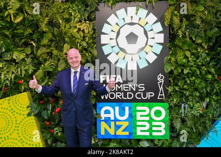 Auckland, Neuseeland. 22. Oktober 2022. FIFA-Präsident Gianni Infantino posiert vor der Ziehungszeremonie zur FIFA-Weltmeisterschaft der Frauen 2023 in Auckland, Neuseeland, am 22. Oktober 2022. Kredit: Guo Lei/Xinhua/Alamy Live Nachrichten Stockfoto