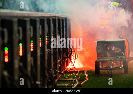 Melbourne, Australien. 22, Oktober 2022. Während der Vorspielchöre vor der Runde 3 der Isuzu UTE A-League Men’s 2022/23 zwischen Melbourne Victory und Melbourne City landet ein Rouge Flare in der Nähe des Werbungshorts. Quelle: James Forrester/Alamy Live News. Stockfoto