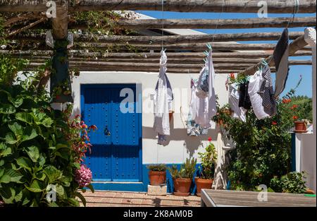 Wäschereiservice vor einem traditionellen Sommerhaus in Portugal Stockfoto
