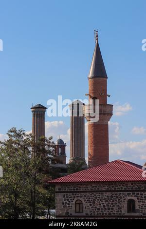 Seldschuken Architektur Ziegel Minarett Moschee in Erzurum. Im Hintergrund ist das doppelte Minarett madrasah (türkisch: Çifte Minareli Medrese) , das Symbol Stockfoto