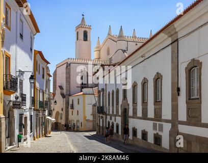 Portugal, August 2022: Traditionelle Straße mit typischen weißen Gebäuden in Évora, Algarve, Portugal Stockfoto