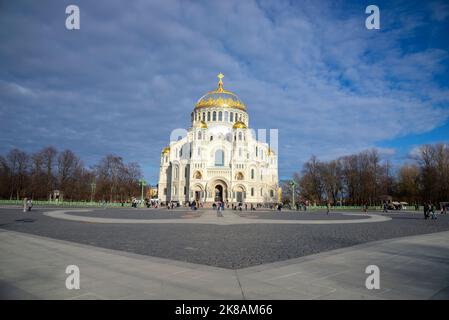 KRONSTADT, RUSSLAND - 01. MAI 2022: Die Marinekathedrale des Wundertäters St. Nikolaus auf dem Ankerplatz. Kronstadt, Russland Stockfoto