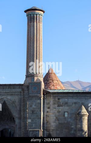 Double Minaret Madrasa (Türkisch: Çifte Minareli Medrese) . Erzurum befindet sich in der Türkei. Die Madrasa wurde während der Seldschuken-Zeit gebaut. Stockfoto