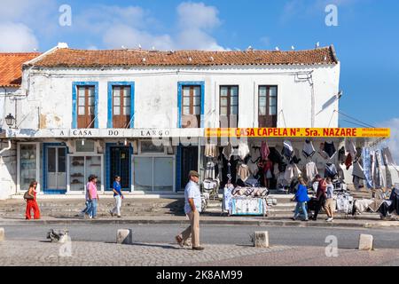 Portugal, August 2022: Traditioneller Souvenirladen in Nazaré, Portugal Stockfoto