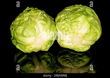 Zwei Köpfe frischen Kohls, Makro, isoliert auf schwarzem Hintergrund. Stockfoto