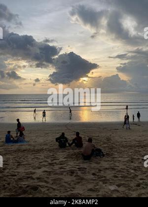 Kuta, Indonesien. 10. Oktober 2022. Sonnenuntergang am berühmten Kuta Beach. Quelle: Carola Frentzen/dpa/Alamy Live News Stockfoto