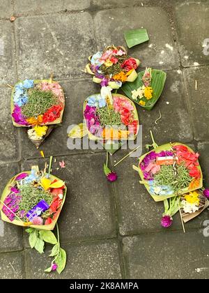 Kuta, Indonesien. 10. Oktober 2022. Morgenangebote auf einer Straße in Kuta. Quelle: Carola Frentzen/dpa/Alamy Live News Stockfoto