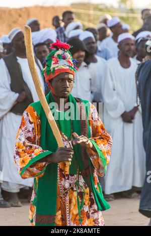 OMDURMAN, SUDAN - 8. MÄRZ 2019: Sufi Wirbelnde Derwische während einer religiösen Zeremonie auf dem Hamed al Nil Friedhof in Omdurman, Sudan Stockfoto