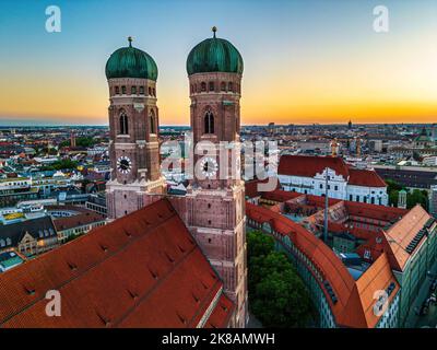 Münchner Frauenkirche bei schönem Sonnenuntergang Stockfoto