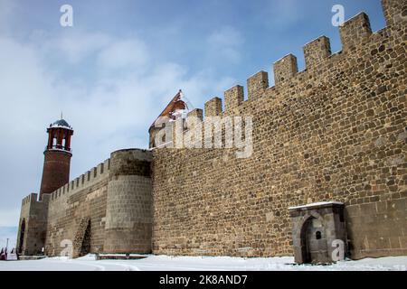 Schloss Erzurum und Uhrturm im Winter. Das Symbol der Stadt Erzurum. Stockfoto