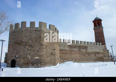 Schloss Erzurum und Uhrturm im Winter. Das Symbol der Stadt Erzurum. Stockfoto