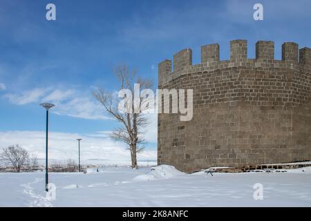 Schloss Erzurum und Uhrturm im Winter. Das Symbol der Stadt Erzurum. Stockfoto