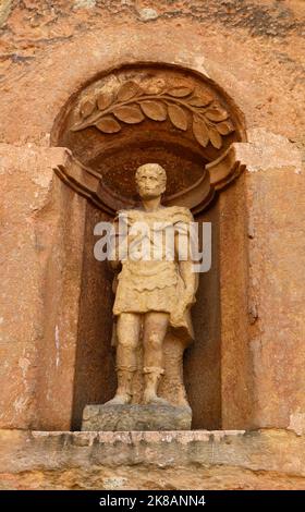 Kleine Steinskulptur eines Römers in einer Wandalkove Iglesia de San Tirso el Real Oviedo Asturias Spanien Stockfoto