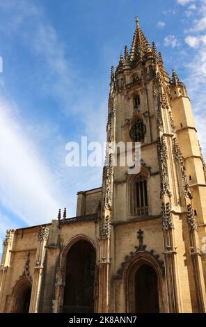 Die gemischte architektonische Stil Oviedo Kathedrale von San Salvador Oviedo Asturias Spanien Stockfoto