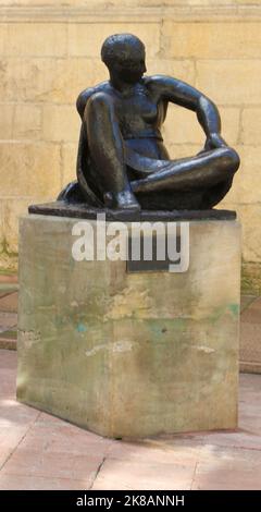 Bronzeskulptur sitzende Frau Mujer sentada von Manolo Hugué installiert in 1996 Calle San Francisco Oviedo Asturias Spanien Stockfoto