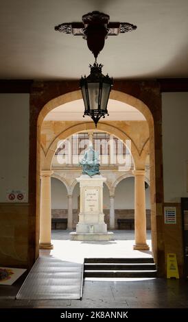 Bronzeskulptur des Erzbischofs Fernando de Valdes Salas durch den gewölbten Eingang zum Innenhof der alten Universität von Oviedo Asturias Spanien Stockfoto