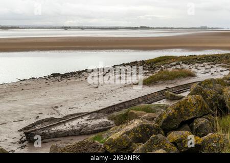 Die Überreste des Flusses Severn erliegen. Boote, die Kohle und Eisen geschleppt haben, sind jetzt in den Lydney Docks verrotten geblieben. Stockfoto