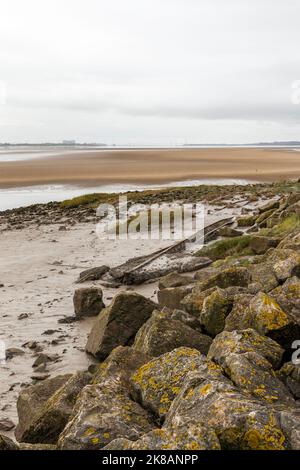 Die Überreste des Flusses Severn erliegen. Boote, die Kohle und Eisen geschleppt haben, sind jetzt in den Lydney Docks verrotten geblieben. Stockfoto