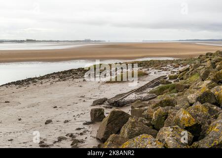 Die Überreste des Flusses Severn erliegen. Boote, die Kohle und Eisen geschleppt haben, sind jetzt in den Lydney Docks verrotten geblieben. Stockfoto